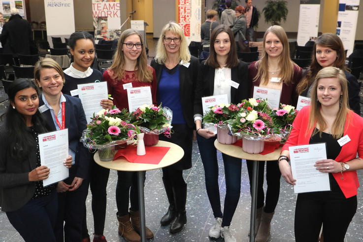 Technikantinnen an der Jade Hochschule (v.li.): Janitha Sivapalan, Projektkoordinatorin Anja Wiehl,  Josianne Owona, Theresa Jansen, Vizepräsidentin Prof. Dr. Andrea Czepek, Nora Albers, Lara Borchert, Jana Gerdes und Milena Baldauf. <span>Foto: Piet Meyer/Jade HS</span>