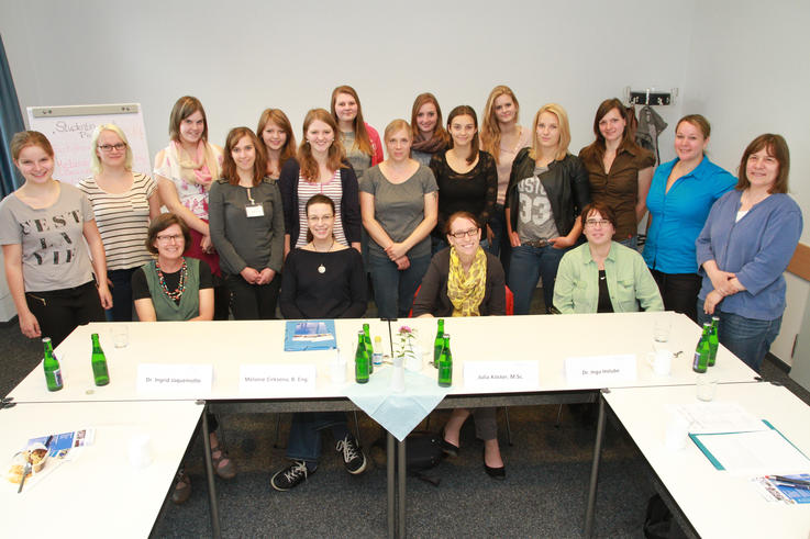 Brigitte Kühn (1.v.r., Mitarbeiterin der Gleichstellungsstelle), Dörte Schneider (2.v.r., stellv. Gleichstellungsbeauftragte) und Wiebke Oncken (3.v.r., Projektkoordinatorin) freuen sich mit den Fachfrauen und den Probestudentinnen über das erfolgreiche Gelingen der Veranstaltung.