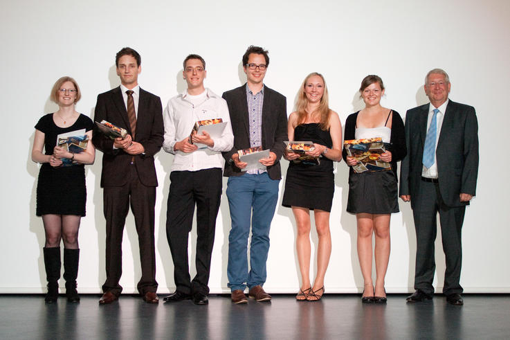 Die stolzen Preisträger (v.l.): Sarah Schlass, Hendrik Grieshop, Dirk Beewen, Matthias Kniefs, Rona Sina Woltemade, Gina Wagner, Rudolf Schulze (Vorstandsvorsitzender des Fördervereins) Foto: Sonja Irouschek