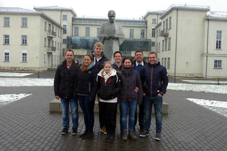 Die Exkursionsteilnehmer_innen vor dem Hauptgebäude der Hochschule in Rēzekne. <span>Fotos: Paul Beckmann</span>